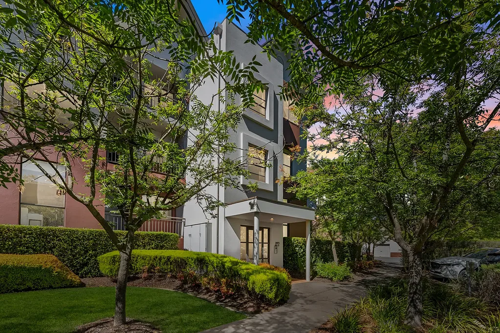Garran 3房  Exceptionally maintained three bedroom apartment with leafy outlook!
