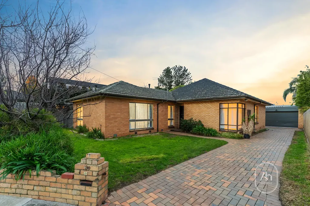 Modern 4-Bedroom Family Home in a Quiet Bentleigh East Court