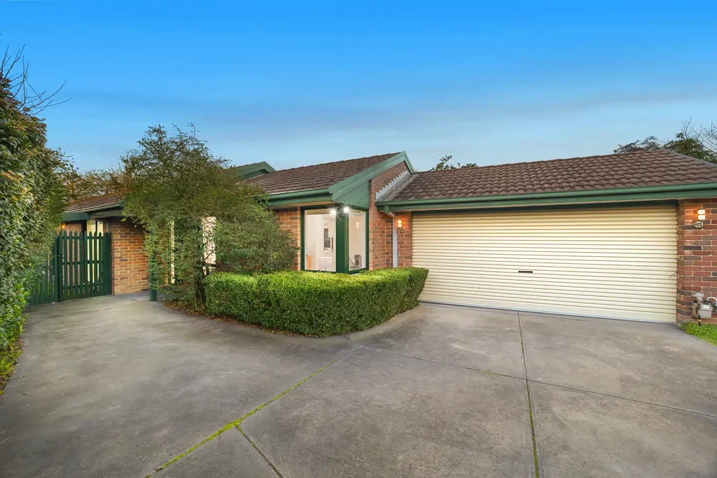 Rowville 4房 宽敞庭院 朝北朝向 四房设计 主卧套间 石材台面 双车库便利 优质学区环绕 Family Comfort with a North-Facing Backyard