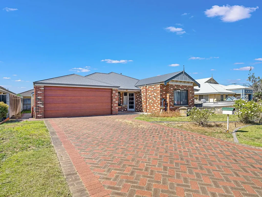 8 Dalona Parkway, Lakelands, WA 6180