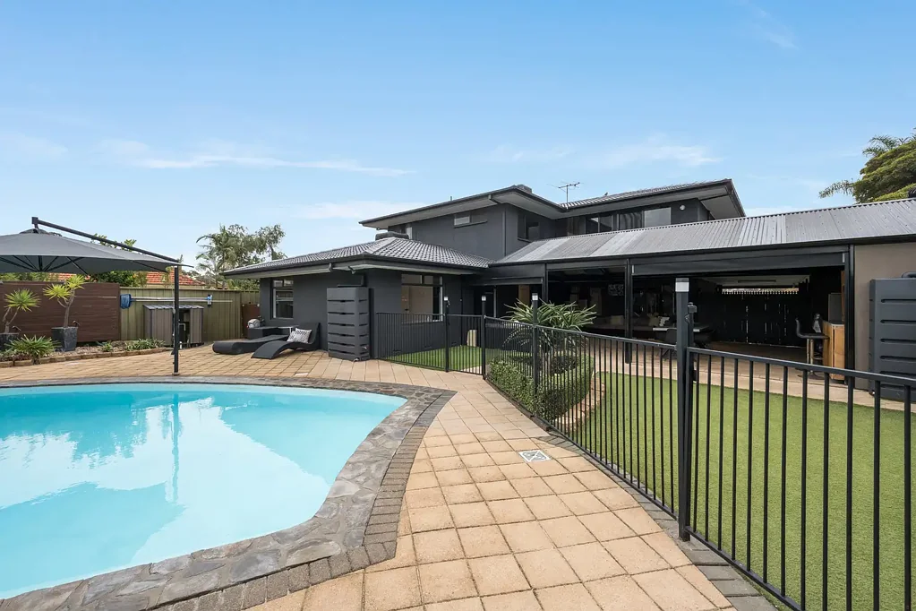Glengowrie 6房  Expansive Family Entertainer with Dual-Living Versatility.
