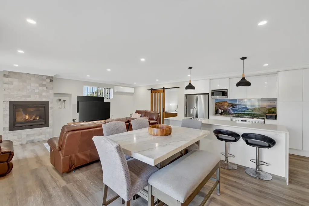 Alexandra Hills 6બેડરૂમ DUAL LIVING, POOL & COMMERCIAL KITCHEN - ROOM FOR THE WHOLE FAMILY ON 989M2