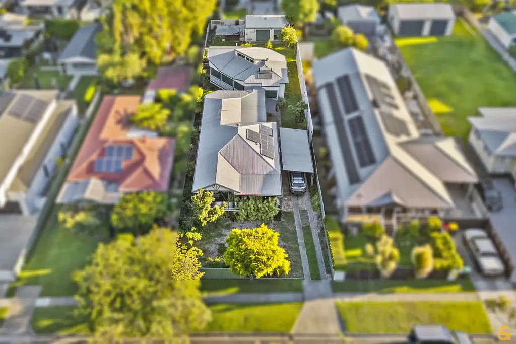 Wynnum West 4房 双居住机会 916㎡阔地 俯瞰高尔夫 双车库 侧面通道 独立住宅 精明投资 Two Separate Homes on 916m² - Perfect for Multi-Generational Living - Overlooking Golf Course