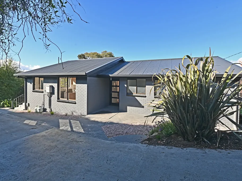 Claremont 3房  Magnificent Water Views, Modern Comfort & Timeless Appeal