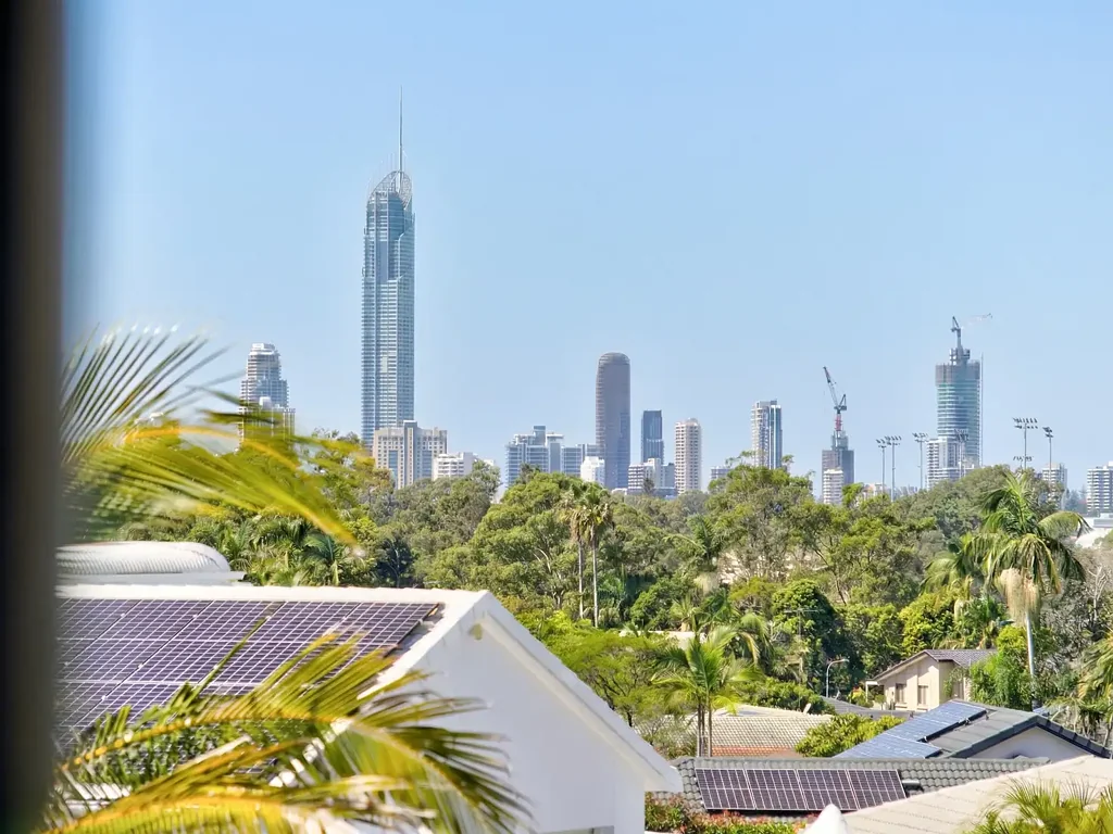 Benowa 3Habitaciones French Provincial Elegance with Skyline Views in the Heart of Benowa