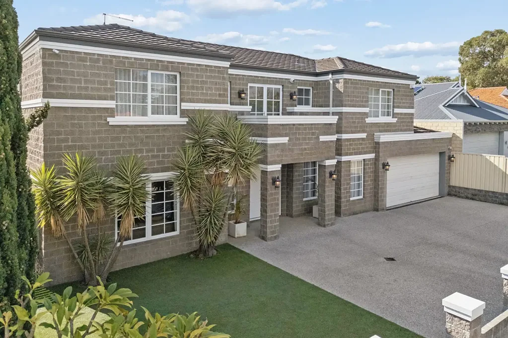 Como 6房  Grand Luxury Family Home with a Connected Guest Residence Overlooking the Pool.