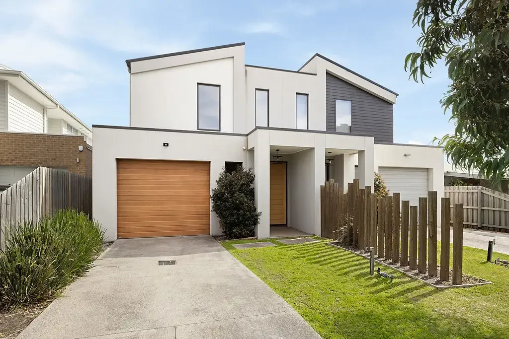 Stylish Rosebud Townhouse with Sunlit Living & Private Garden