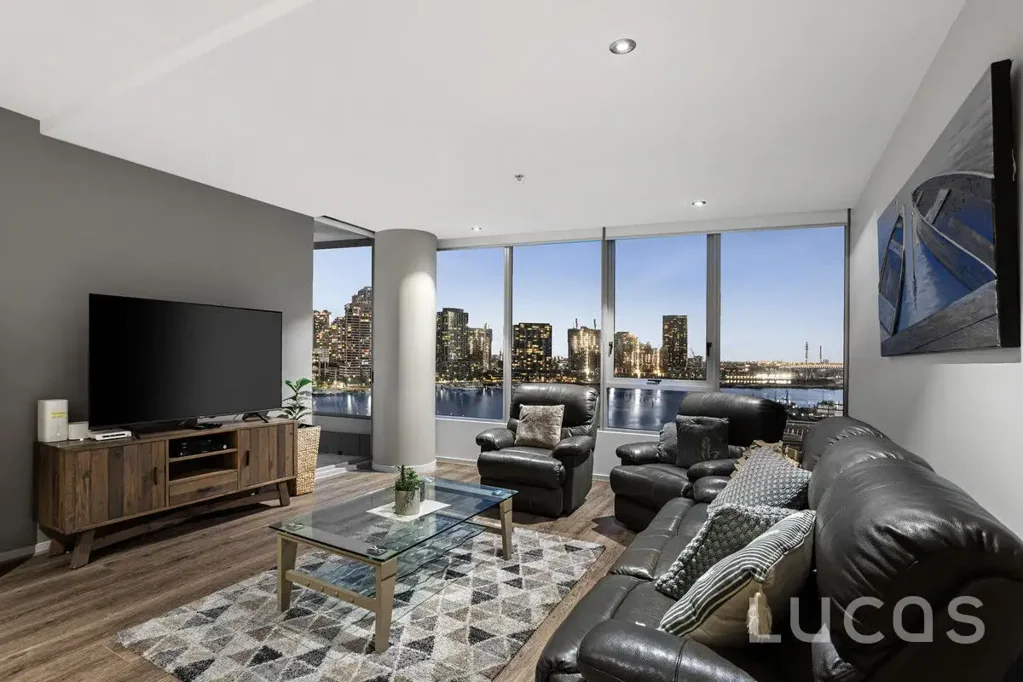 Docklands 2Phòng ngủ GENEROUS PROPORTIONS, UPDATED APPEAL, AND MEMORABLE VIEWS!