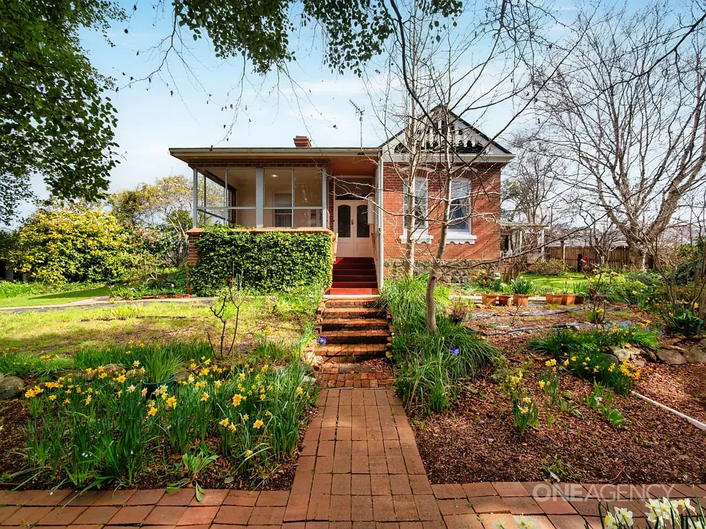 Downlands 3Zimmer Escape To Your Own Private 2,221m² Sanctuary Right In Town!