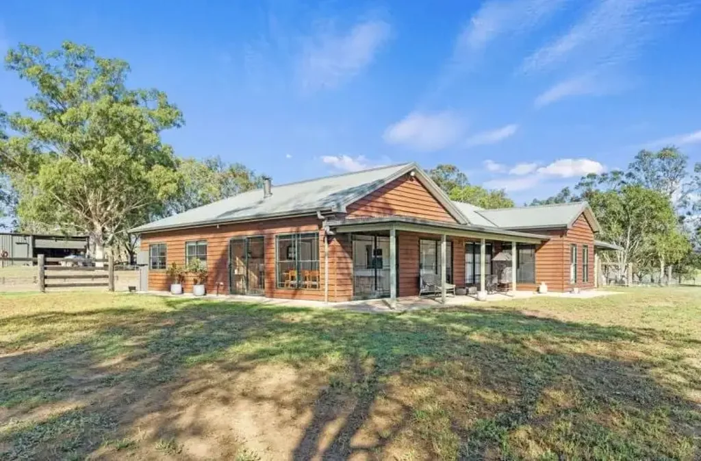 Stunning horse property 8mins from town.