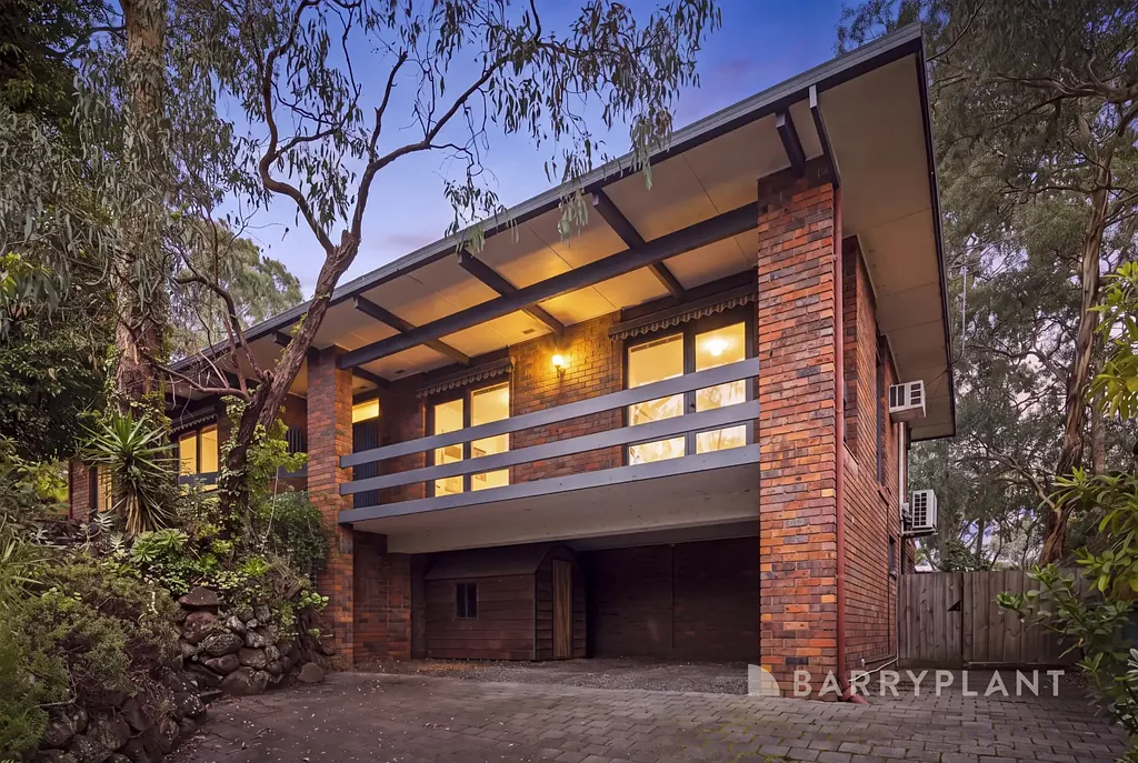 Blackburn 3房 经典夹层砖造 宽敞多区 优越位置 树顶景观 双车库 低维护 Spacious Family Living with Flexible Dual-Level Accommodation