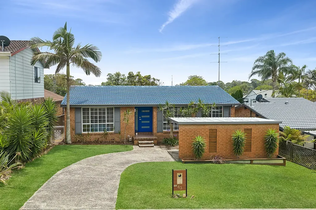 Berkeley Vale 3 Bedroom Relaxed coastal living with pool, deck and lakeside lifestyle