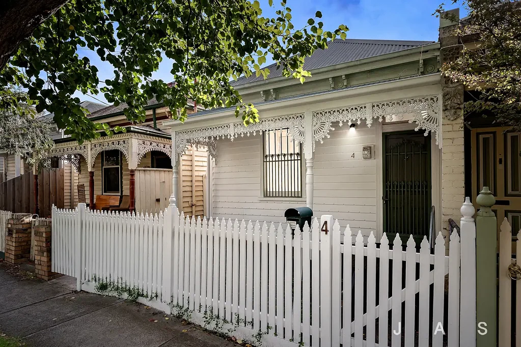 Footscray 2房 历史遗产住宅 两间卧室 宽敞起居区 北向露台 离Footscray Station近 市场美食环绕 Classical Charm & Room To Renew In Footscray’s Cultural Heart