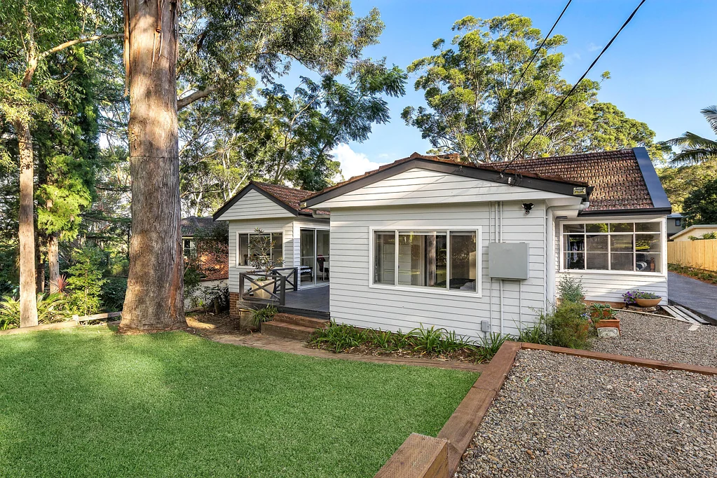 Turramurra 4chambre Light, space, and a private poolside setting