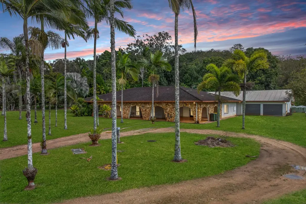 Atherton 4 Slaapkamer Rare One-Acre Opportunity | Massive Home | Ample Shed Space