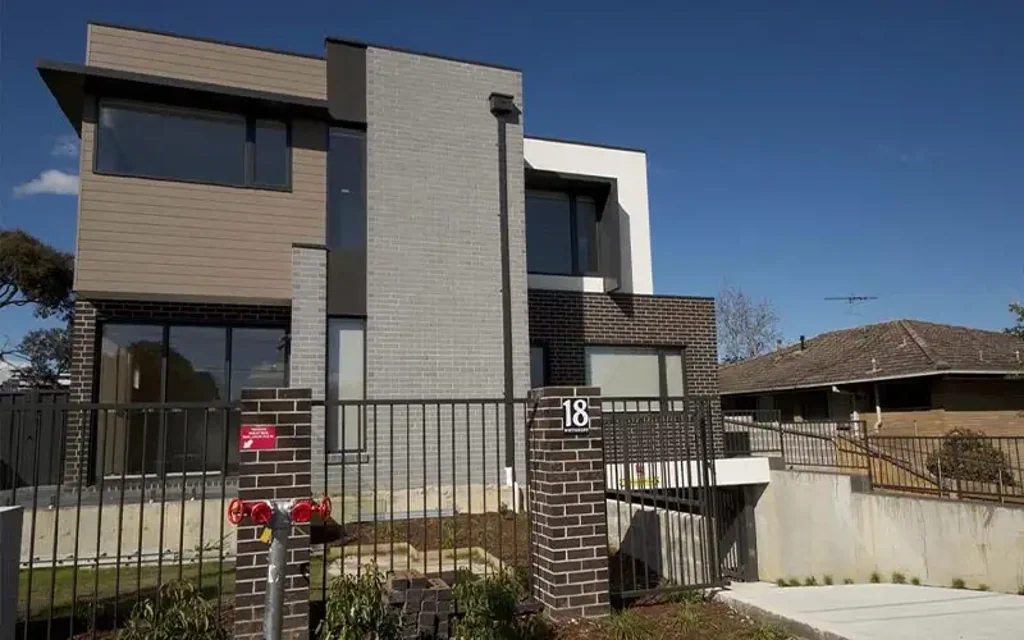 MODERN 4 BEDROOM TOWNHOUSE WITH SECURE BASEMENT PARKING