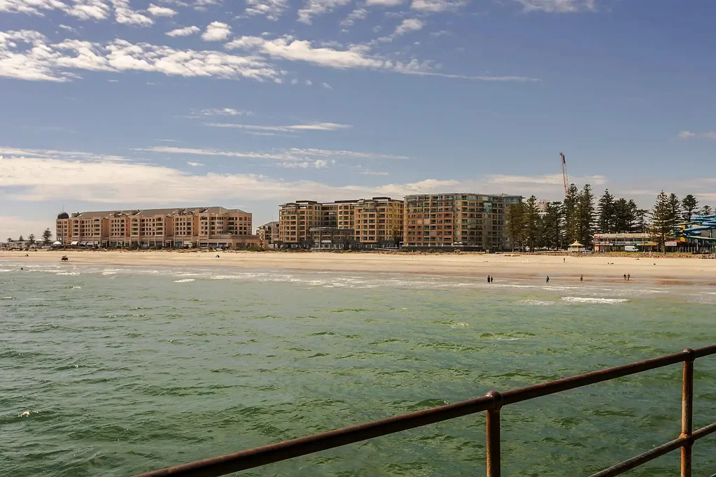 Glenelg 2房  Luxury Without Limits.  A Versatile Coastal Address.