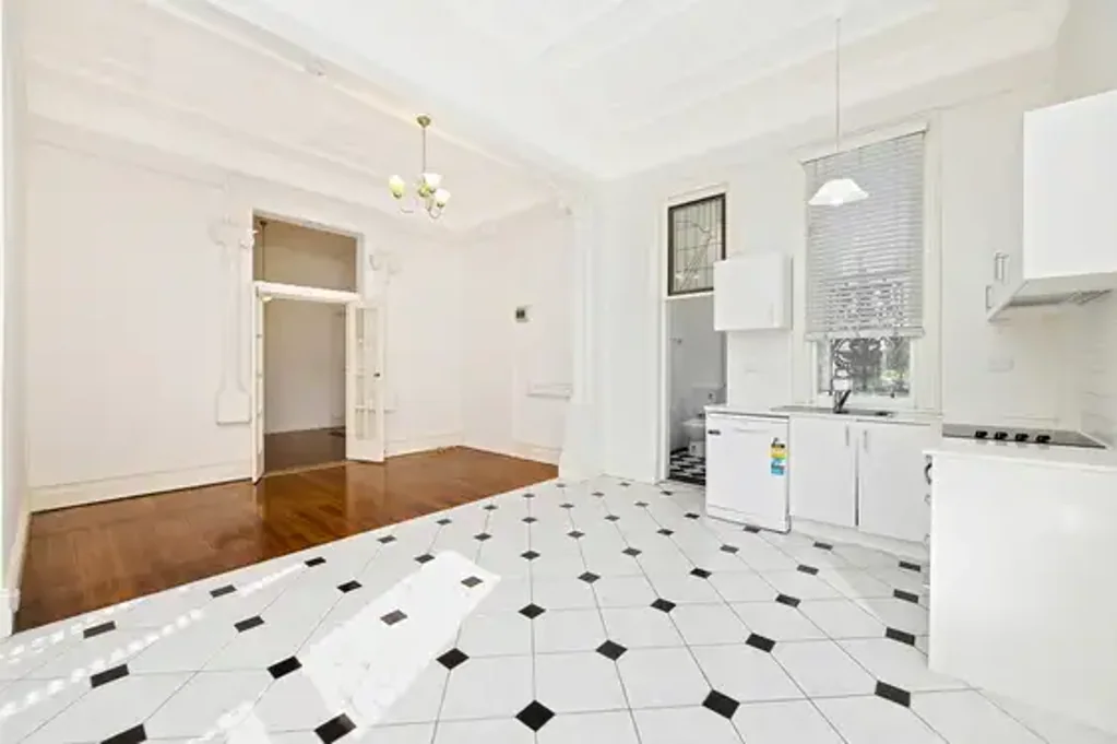 Victorian Charm Apartment in Prime Location