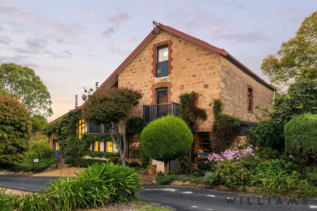 Summertown 5Kwarto 'SUMMERTOWN POTTERY' – TIMELESS CHARM AND LIFESTYLE - A Refined Family Residence where historic charm and modern ease fuse together beautifully