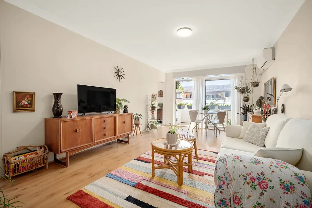 Strathfield 1બેડરૂમ Renovated Double brick apartment set within footsteps of station/shops