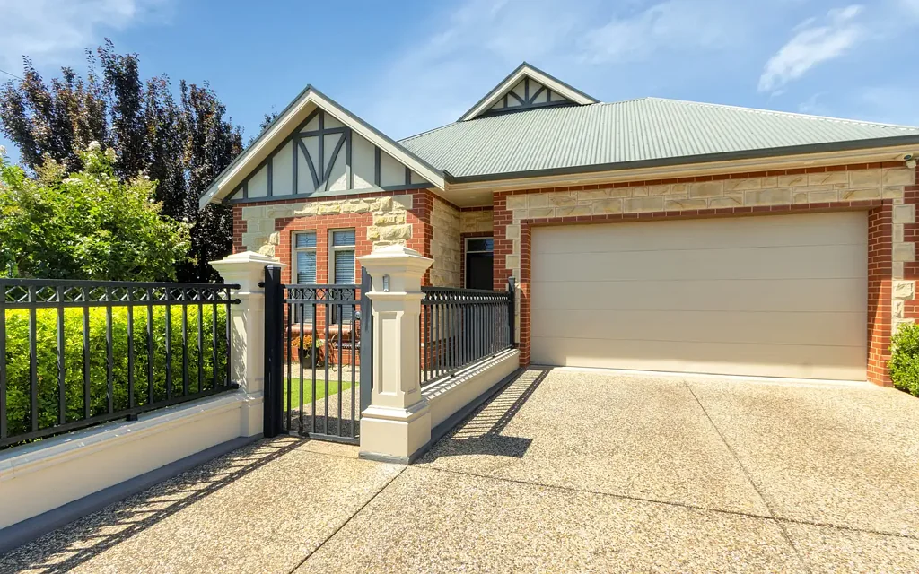 Welland 3房  Super Impressive Beauty with Easy Care living ...........