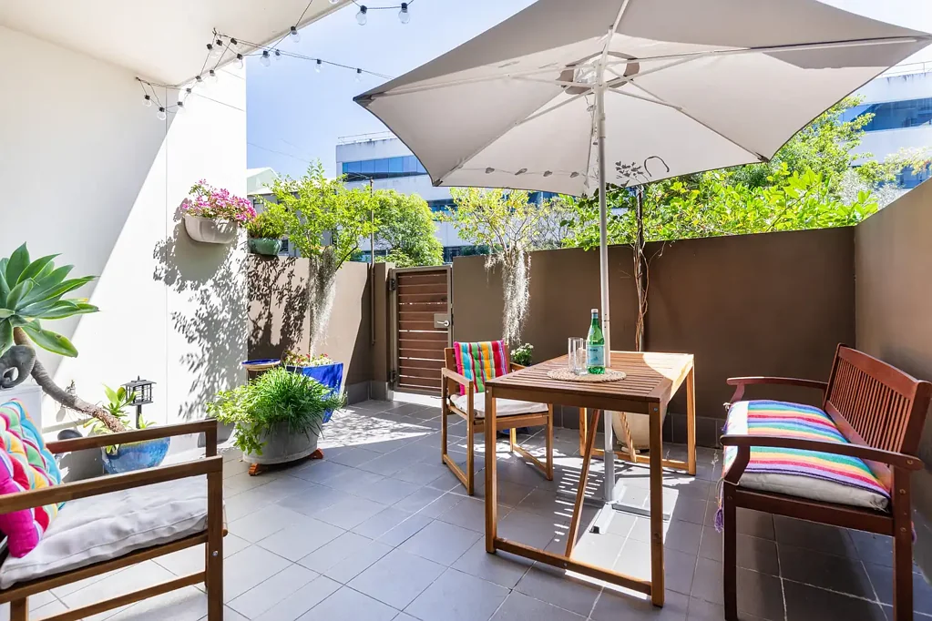 Newtown 2બેડરૂમ Feel good townhouse style apartment | Oversized layout w/ dual courtyard design