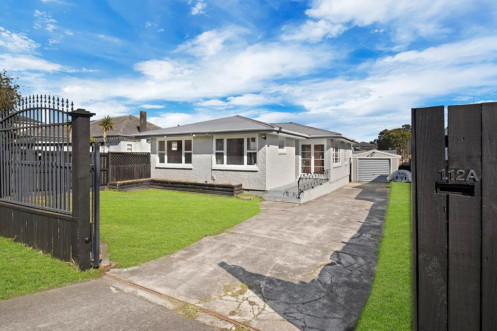 Manurewa 3房 房东赴澳必卖！黄金位置， 大空间+海量停车！ Location - Space- Parking - Vendor moving to AUS!