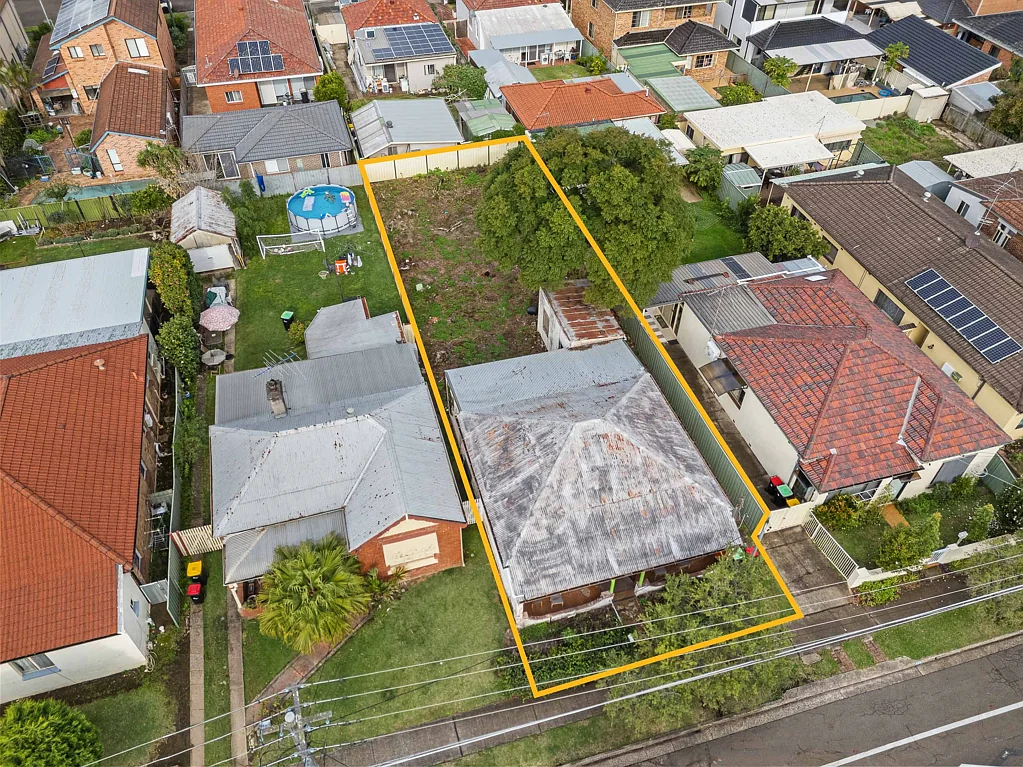 Hurstville Grove 3房 原始砖砌小屋 3卧 465㎡平地 高地位置 潜力建附属房 邻近火车站 Full brick cottage high on the hill