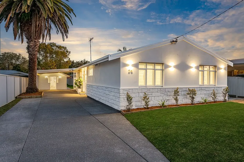 Berkeley Vale 5ਬੈੱਡਰੂਮ Coastal Charm Meets Versatile Living – Stunning Renovated Home + Brand New Granny Flat