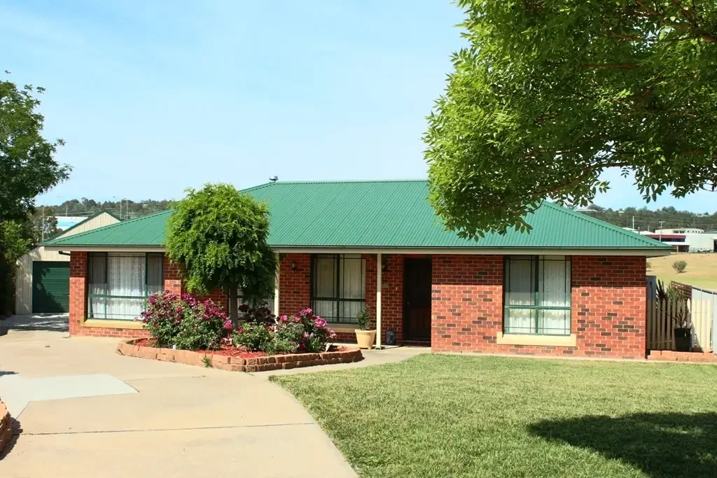 Neat 4 bedroom home available 25/9/25!!!