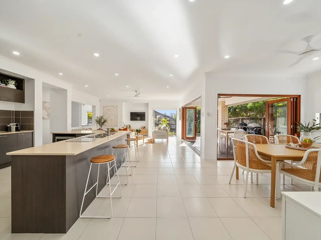North Lakes 4 Slaapkamer Exceptional Family Living on a Generous 698m2!