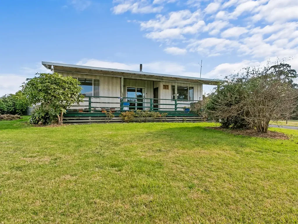 Yallourn North 3房  COUNTRY LIVING ON 22.46 ACRES ON 3 TITLES.