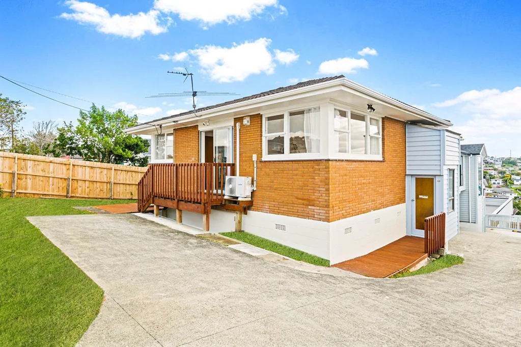 Totara Vale 4Moenga Freehold Brick & Tile Family Home - Great Location