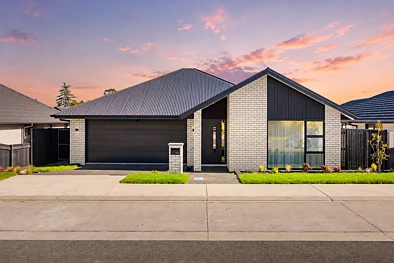 Peacocke 3 Slaapkamer Premium Living With Double Garaging