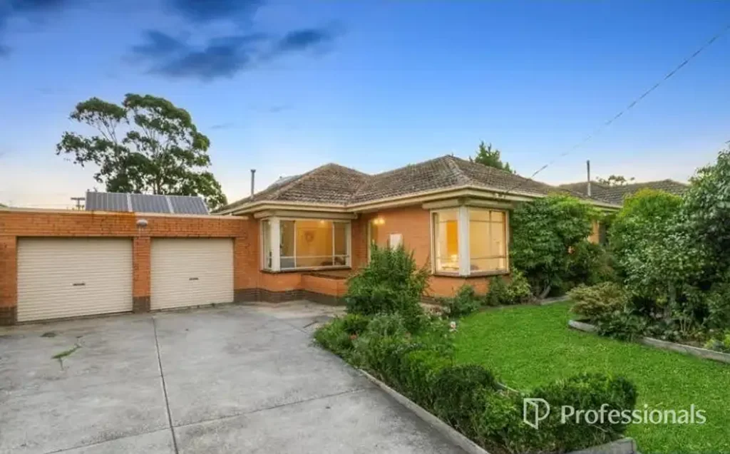 Narre Warren 4房 宽敞三卧带书房 1048㎡大地块 多功能生活区 实用厨房 双车库加储藏 宽敞后院带棚屋 太阳能节能 GRZ2区开发潜力 Family Comfort, Investment Potential & Development Opportunity on 1,048m²