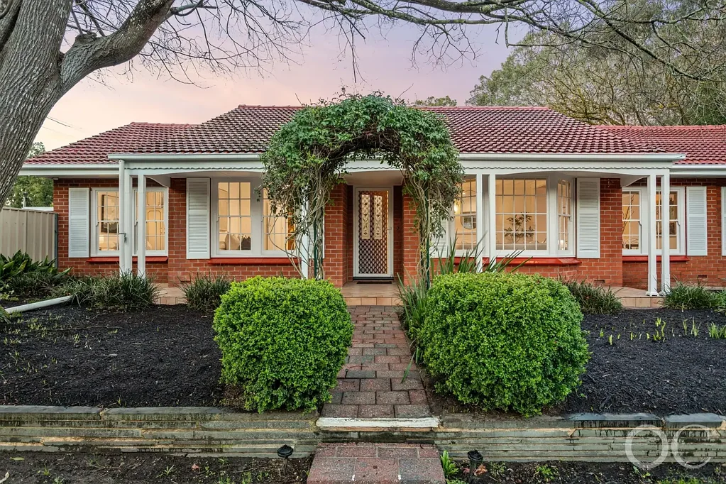 Glenalta 4ਬੈੱਡਰੂਮ Open the Door to a Colonial Creekside Beauty in Nature's Lap