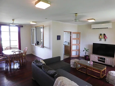 Katherine South 3Habitaciones Quiet location, elevated 3 bedroom home, large living spaces, shady garden.