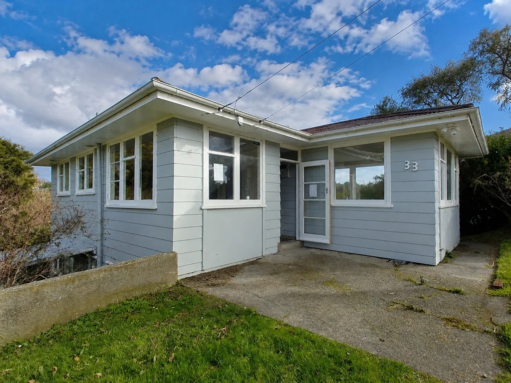Cannons Creek 4房  Damaged Fixer-Upper with Potential: Deadline Sale 16 July