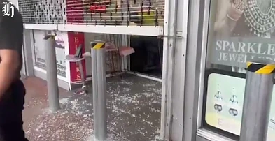 没完没了！奥克兰突发抢劫案，店员遭到歹徒攻击，现场一片混乱！
