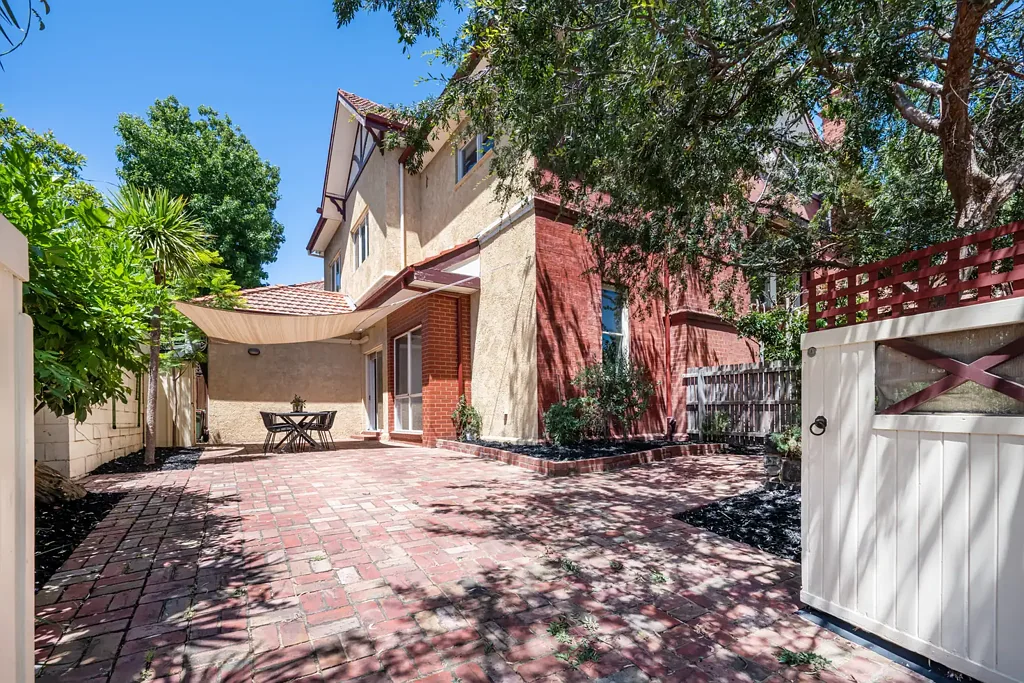 Spacious Ground-Floor Home with Sunny Courtyard in Prime Elsternwick Location.