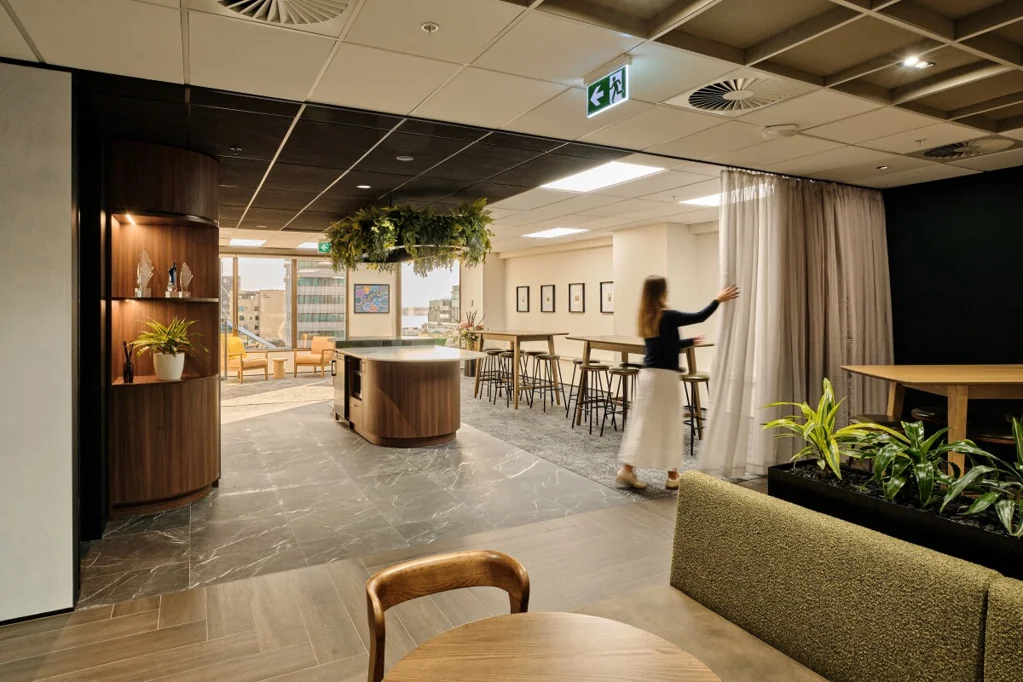 Auckland Central Prime Top Floor with private decks