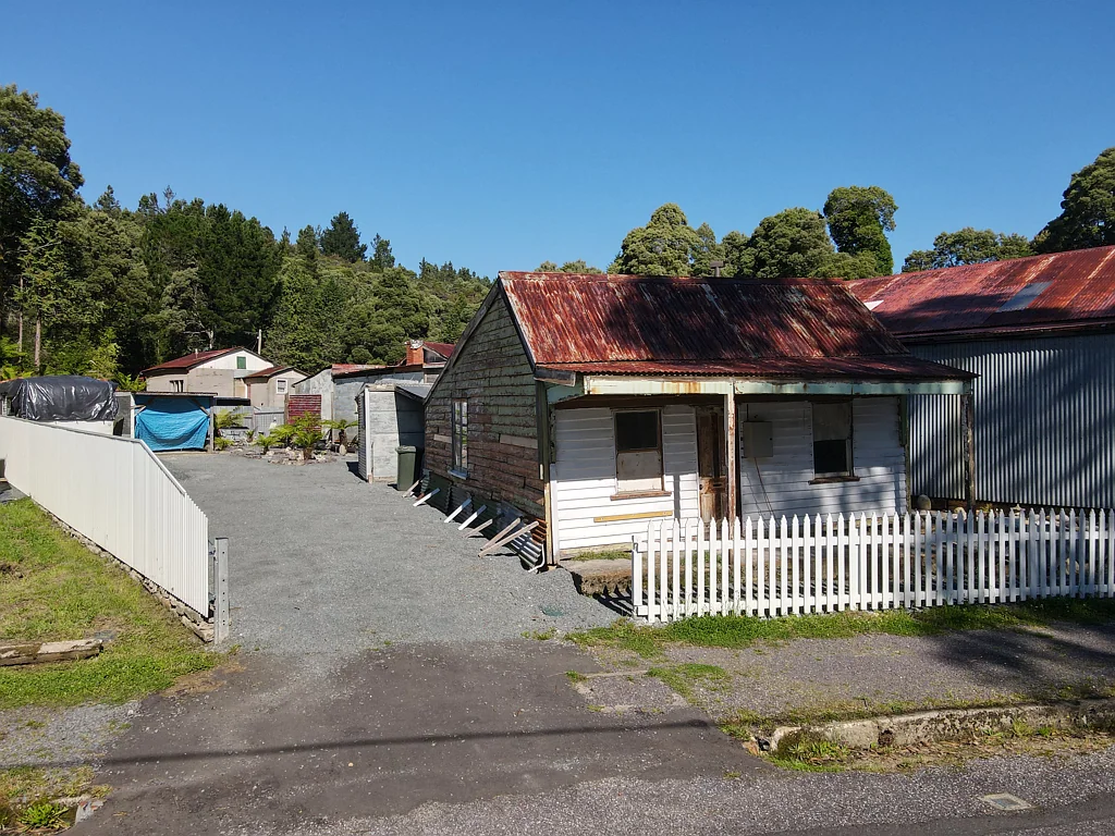 Queenstown 2Zimmer Blank Canvas with Endless Potential - Bring Your Vision to Life!