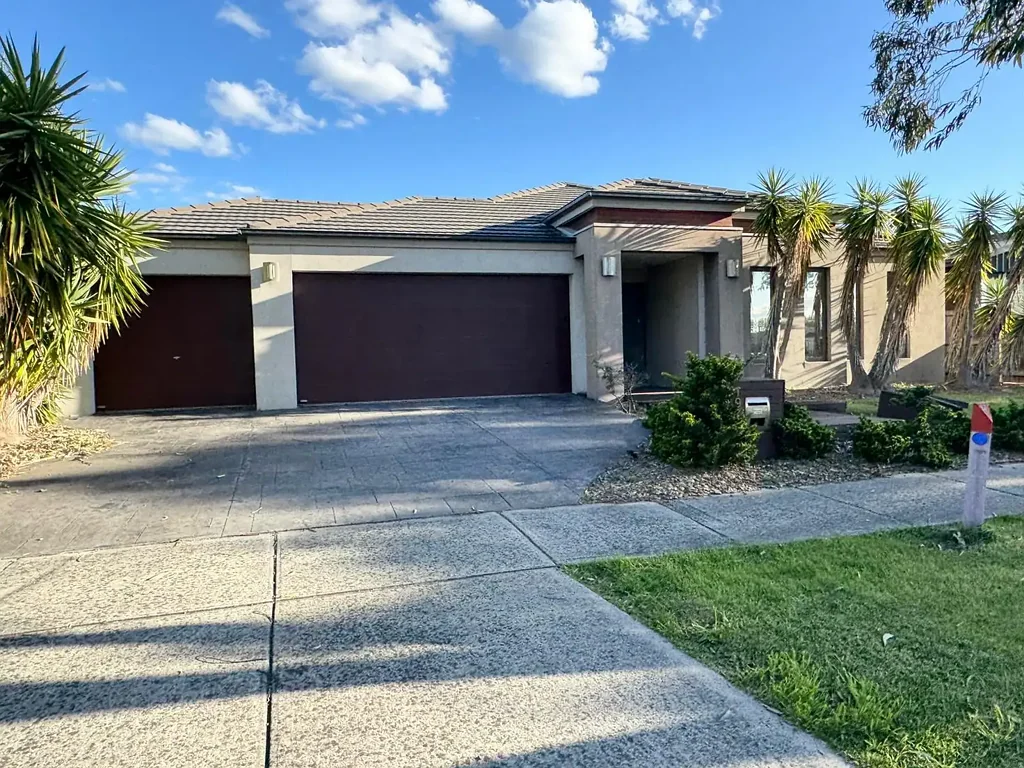 LARGE MODERN 4 BEDROOM - 3 LIVING - 3 GARAGE HOUSE IN CRANBO
