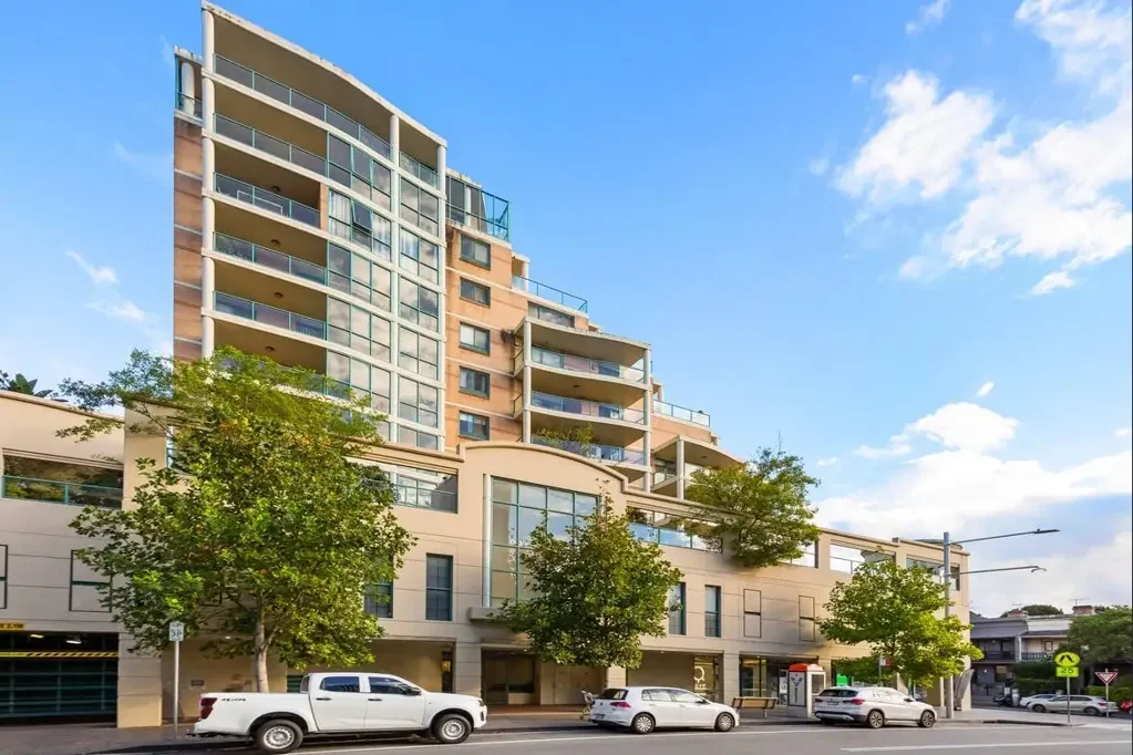 Spacious 3 Bedroom 2 Bathroom 2 Car Space Apartment in The Crown Apartments!
