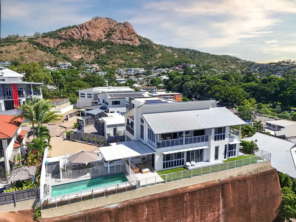 North Ward 4房  Architectural Coastal Luxury with Panoramic Coral Sea Outlook