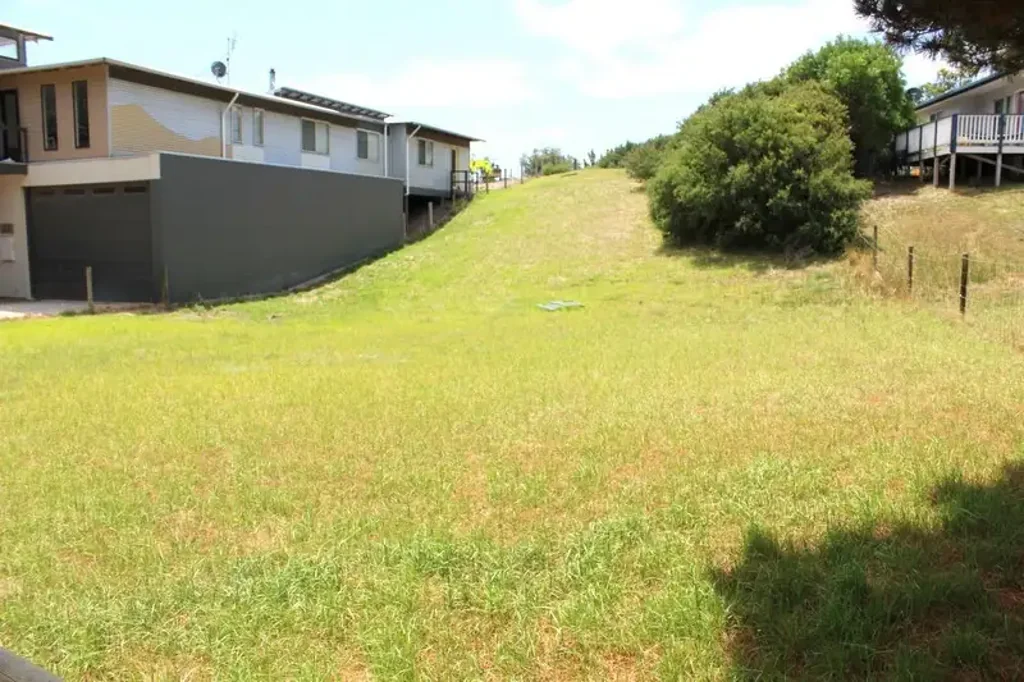 Venus Bay Big block, great location !
