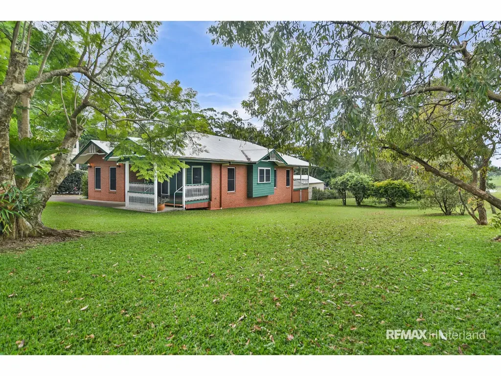 Maleny 3房  Space, Character and a Mountain View Road Address - This Is the One!