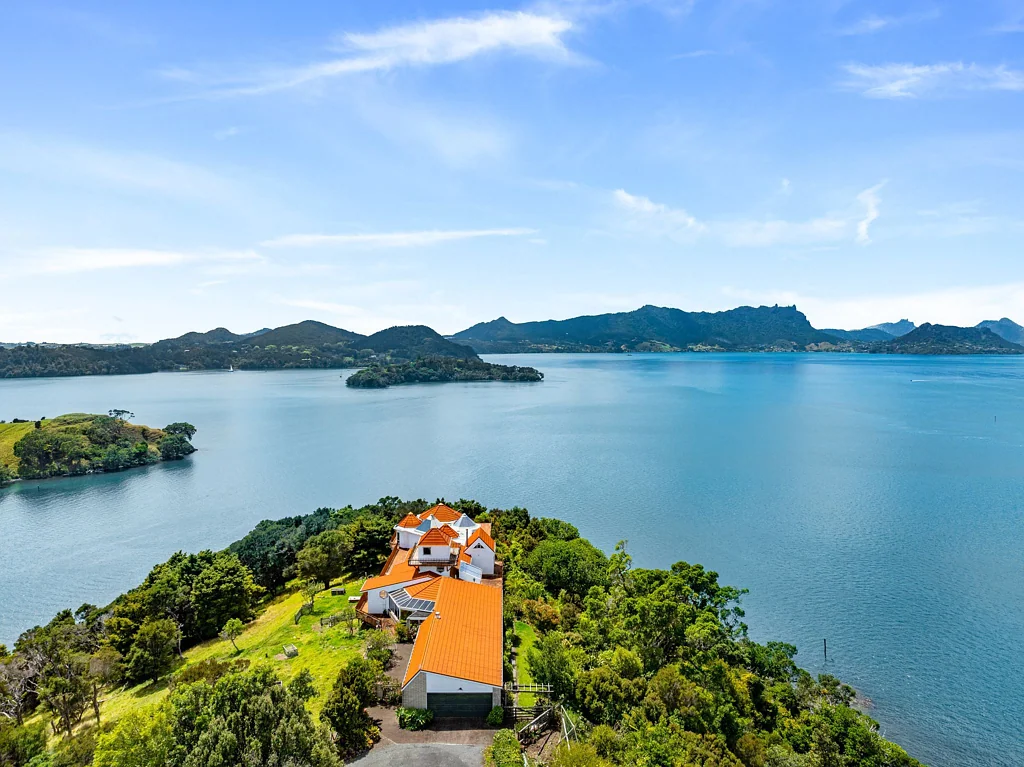 Whangarei Heads 6房  Spectacular site, a project to rebuild or reimagine