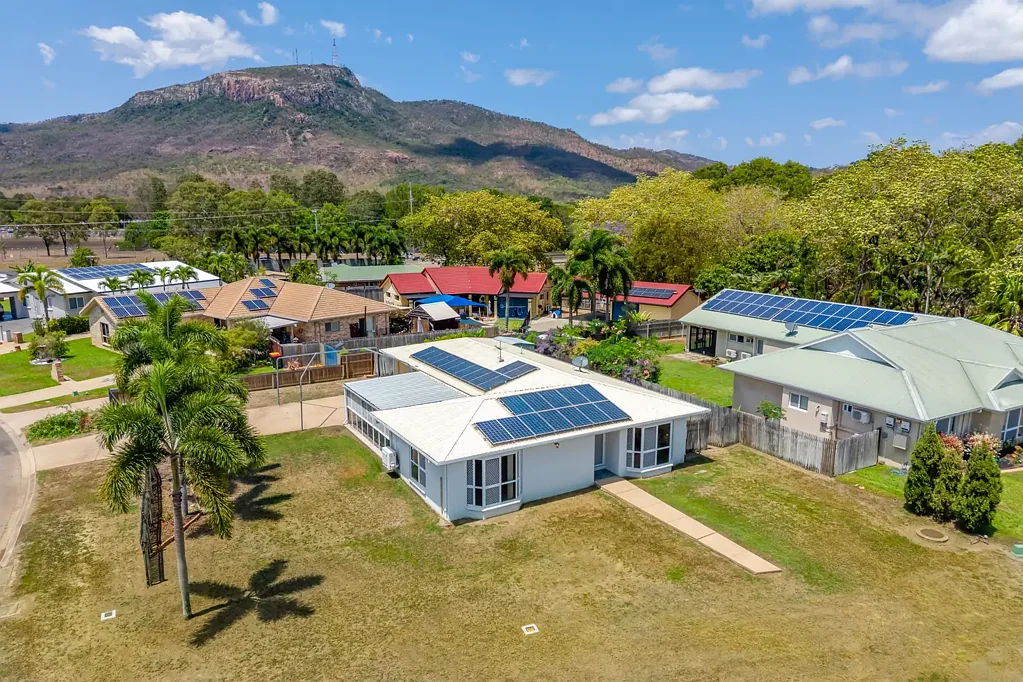 Annandale 3房  UNDER OFFER...Spacious Corner Block Home with Solid Foundations in Family-Friendly Annandale