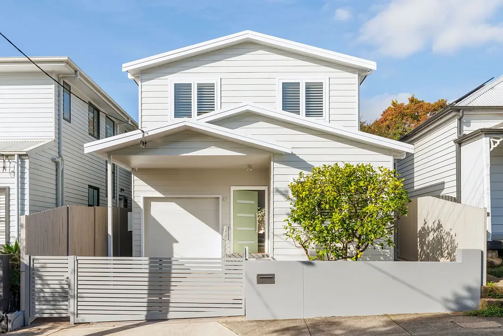 Lilyfield 4房 Lilyfield便捷居所 274㎡占地 自然东北光 现代石材厨 室内外连通 私密绿意后院 步行公园轻轨 Freestanding family home / leafy outdoor living on 274sqm